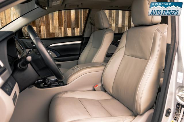 Photo of 2017 Celestial Silver Metallic Toyota Highlander