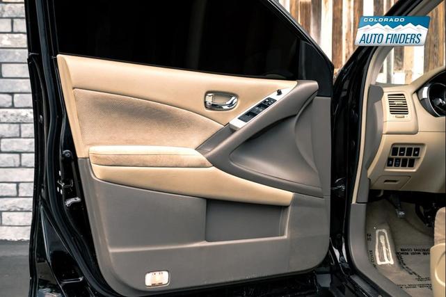 Photo of 2014 Super Black Nissan Murano