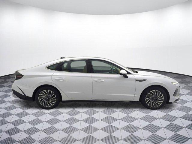 Photo of 2025 White Hyundai SONATA Hybrid