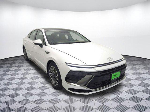 Photo of 2025 White Hyundai SONATA Hybrid