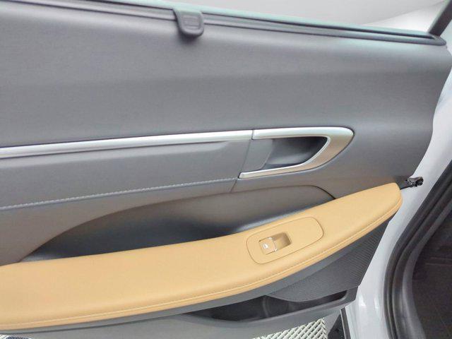 Photo of 2025 White Hyundai SONATA Hybrid