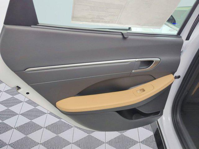 Photo of 2025 White Hyundai SONATA Hybrid