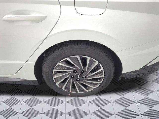 Photo of 2025 White Hyundai SONATA Hybrid