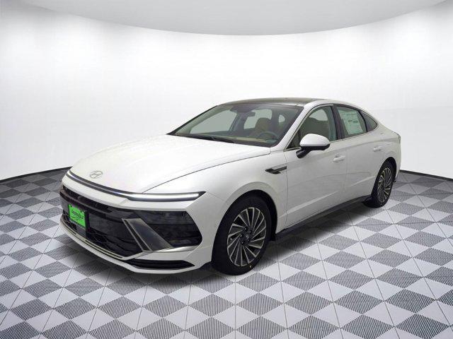 Photo of 2025 White Hyundai SONATA Hybrid