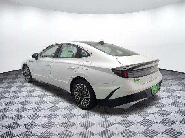 Photo of 2025 White Hyundai SONATA Hybrid