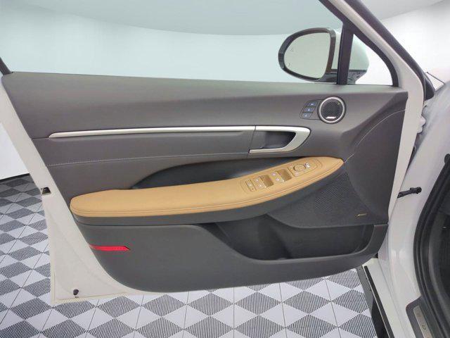 Photo of 2025 White Hyundai SONATA Hybrid