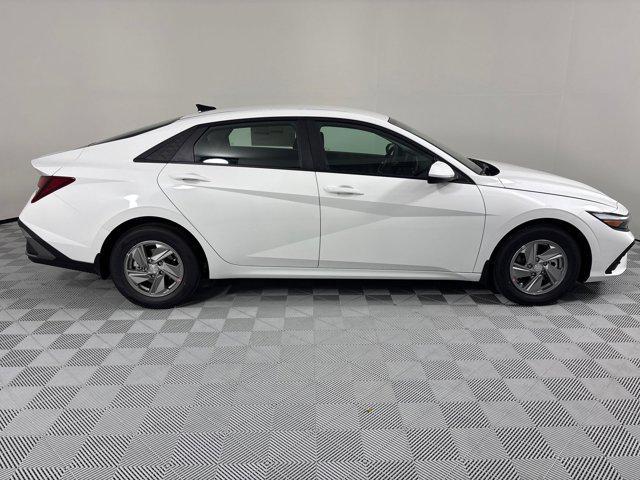 Photo of 2025 White Hyundai ELANTRA
