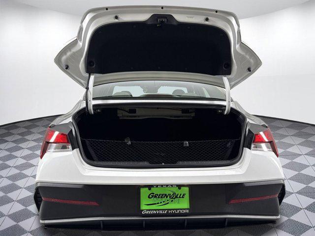 Photo of 2025 White Hyundai ELANTRA
