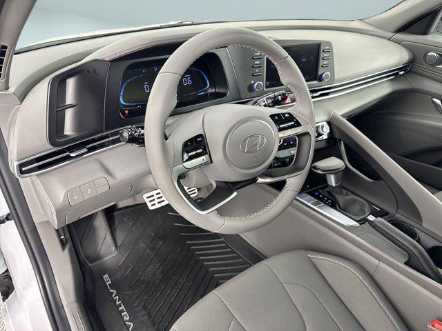Photo of 2025 White Hyundai ELANTRA