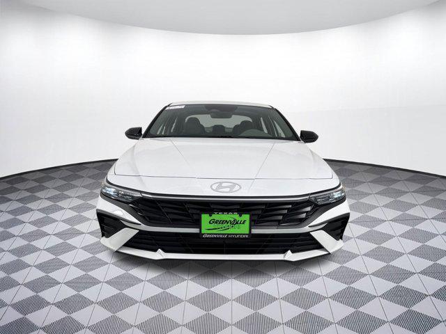 Photo of 2025 White Hyundai ELANTRA