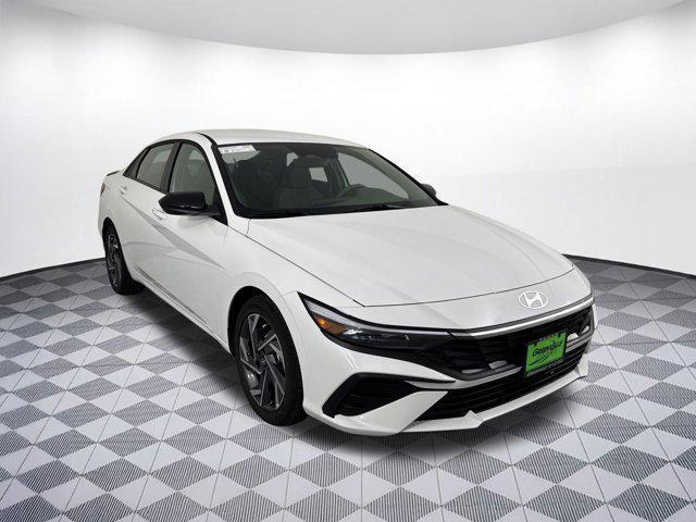 Photo of 2025 White Hyundai ELANTRA