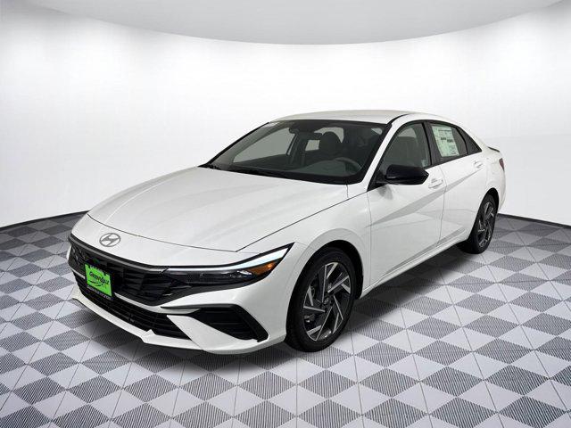 Photo of 2025 White Hyundai ELANTRA