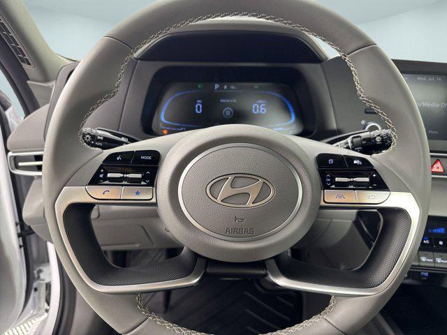 Photo of 2025 White Hyundai ELANTRA