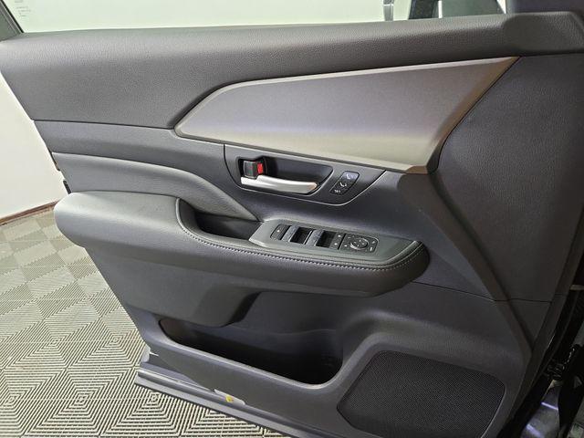 Photo of 2025 Midnight Black Metallic Toyota Grand Highlander