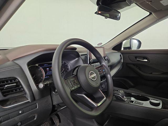 Photo of 2023 Pearl White Tricoat Nissan Rogue