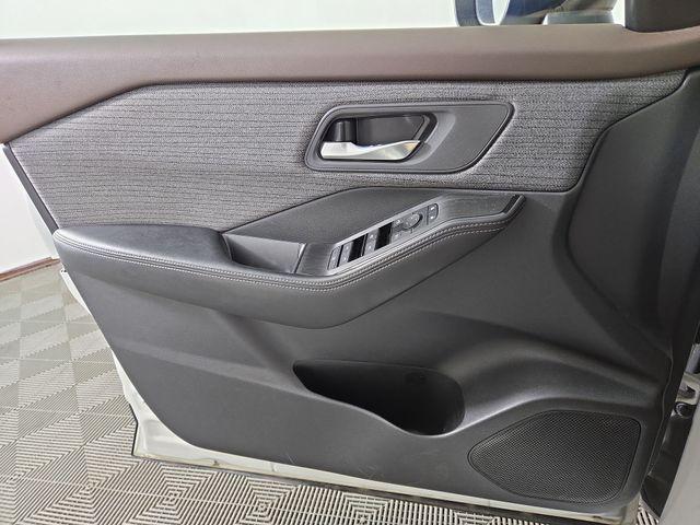 Photo of 2023 Pearl White Tricoat Nissan Rogue