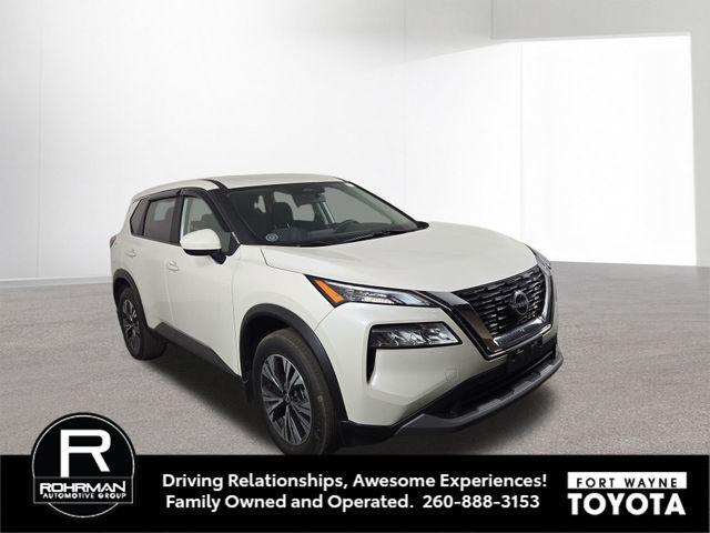 Photo of 2023 Pearl White Tricoat Nissan Rogue