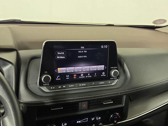 Photo of 2023 Pearl White Tricoat Nissan Rogue