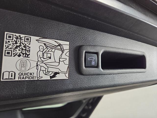 Photo of 2022 White Toyota Sienna
