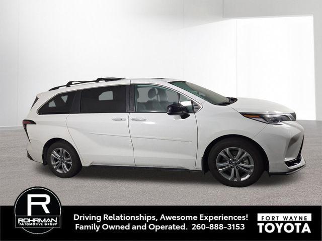 Photo of 2022 White Toyota Sienna