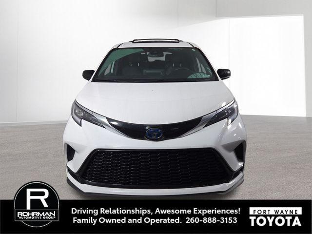 Photo of 2022 White Toyota Sienna