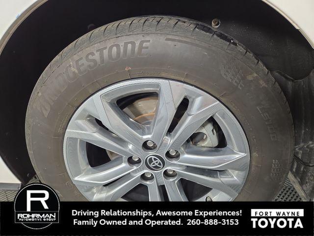 Photo of 2022 White Toyota Sienna