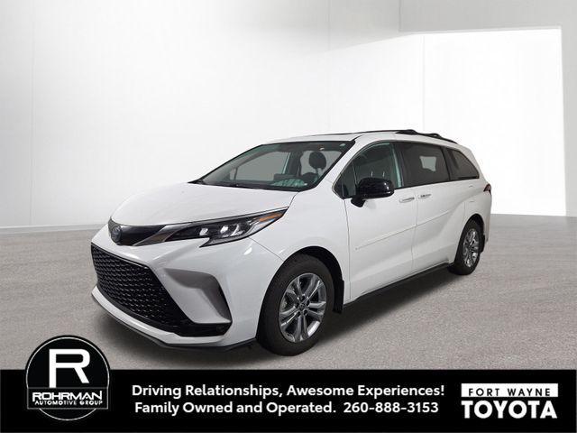Photo of 2022 White Toyota Sienna