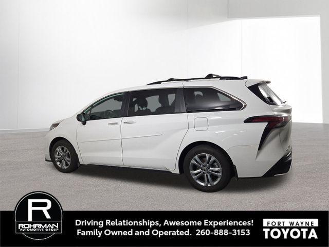 Photo of 2022 White Toyota Sienna