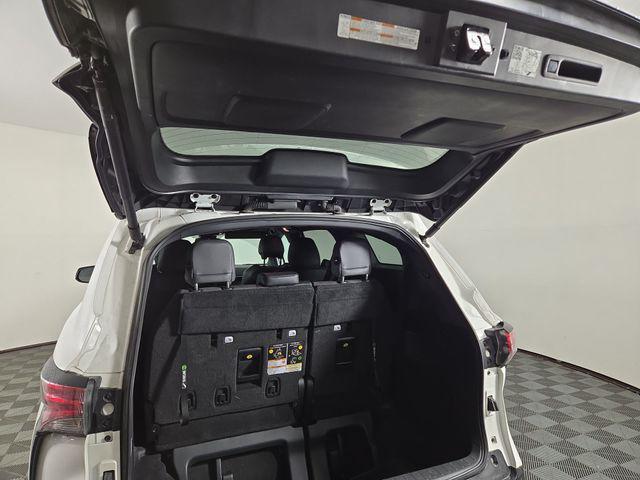 Photo of 2022 White Toyota Sienna