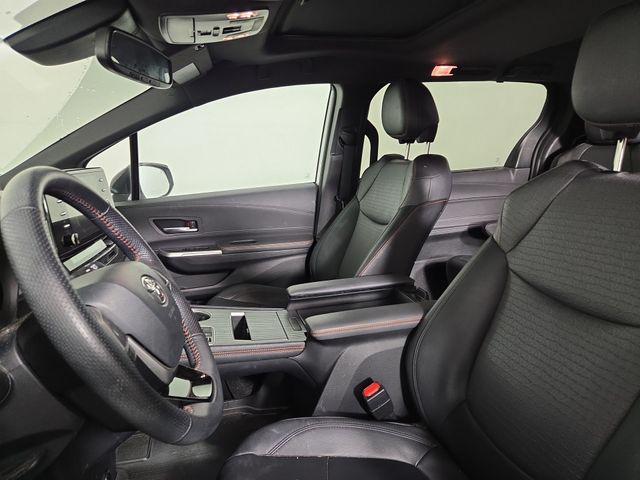 Photo of 2022 White Toyota Sienna