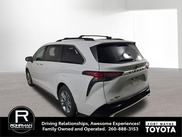 Photo of 2022 White Toyota Sienna