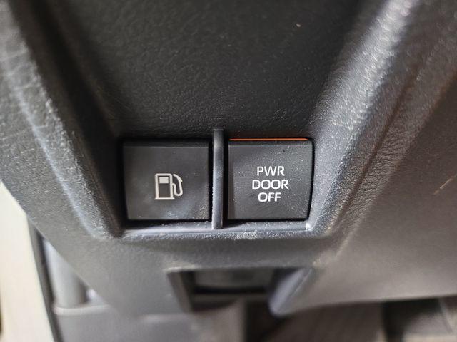 Photo of 2022 White Toyota Sienna