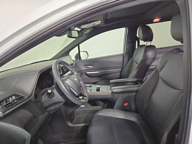 Photo of 2022 White Toyota Sienna
