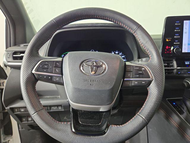 Photo of 2022 White Toyota Sienna