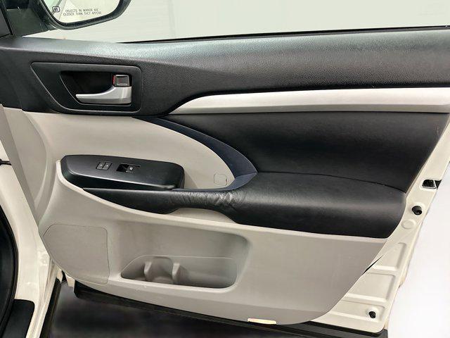 Photo of 2015 Blizzard Pearl Toyota Highlander