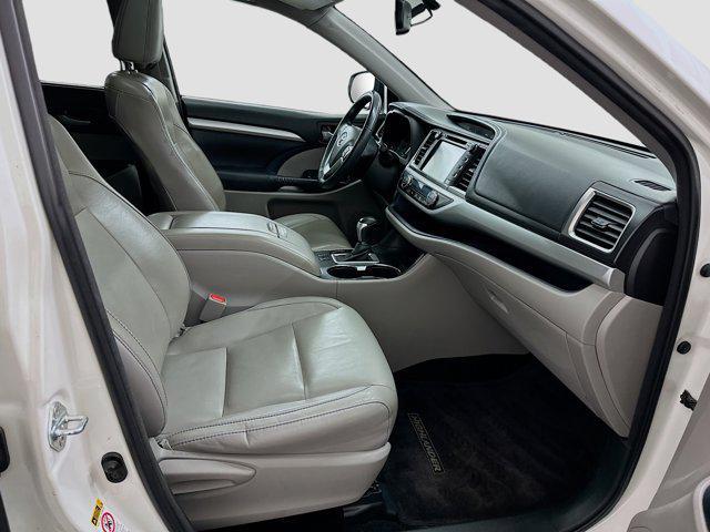 Photo of 2015 Blizzard Pearl Toyota Highlander