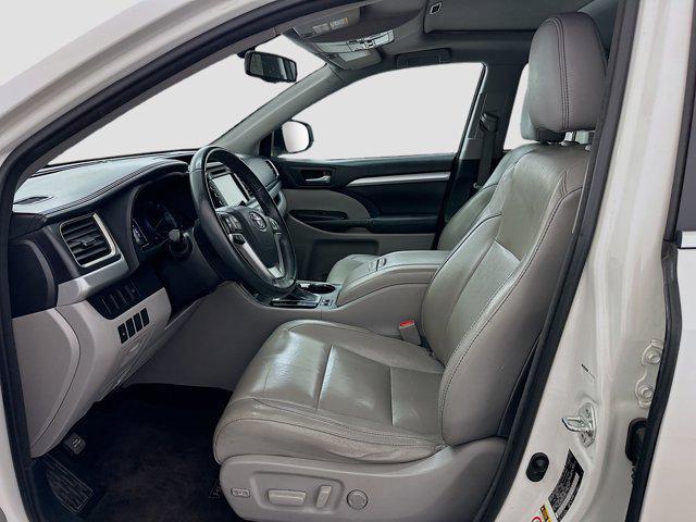 Photo of 2015 Blizzard Pearl Toyota Highlander