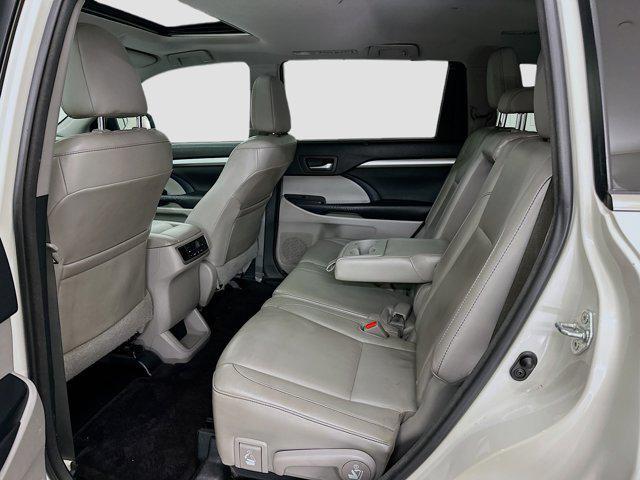 Photo of 2015 Blizzard Pearl Toyota Highlander