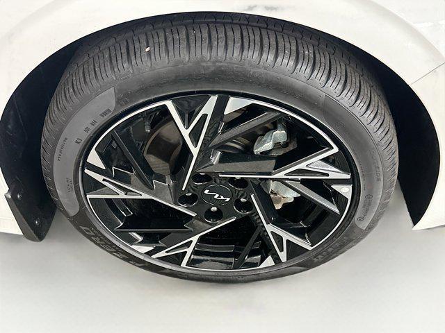 Photo of 2025 Snow White Pearl Kia K5
