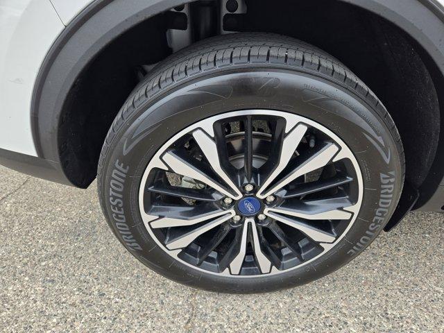Photo of 2022 White Ford Escape