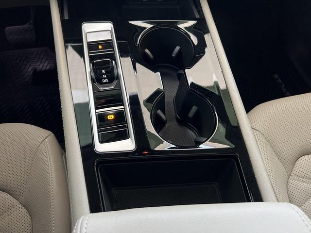 Photo of 2024 Pure White Volkswagen Atlas