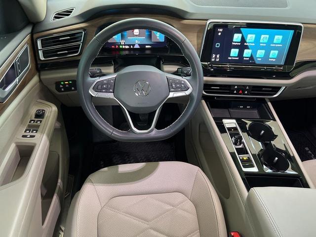 Photo of 2024 Pure White Volkswagen Atlas