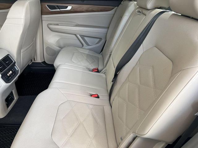 Photo of 2024 Pure White Volkswagen Atlas