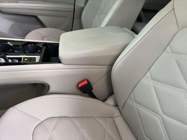 Photo of 2024 Pure White Volkswagen Atlas