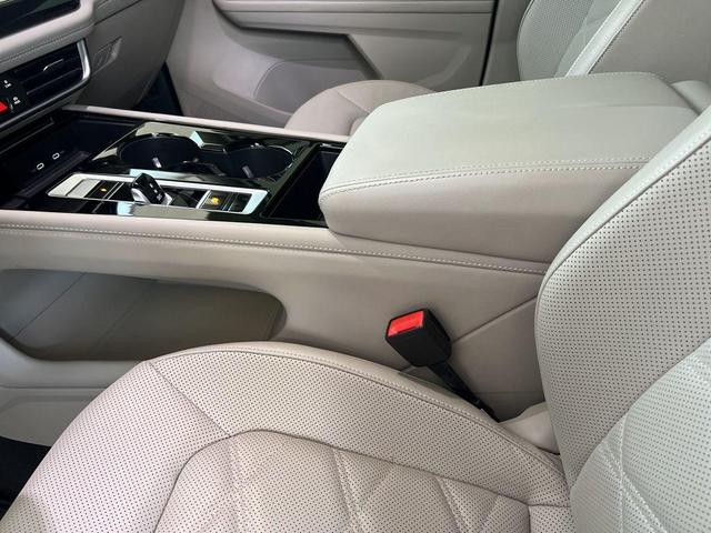 Photo of 2024 Pure White Volkswagen Atlas