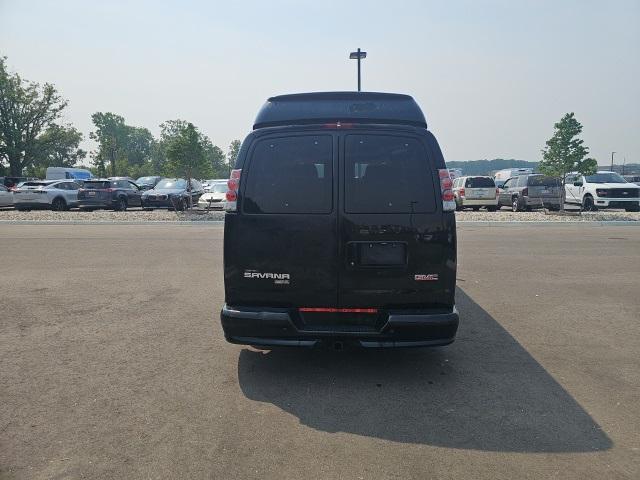 Photo of 2010 Onyx Black GMC Savana 1500