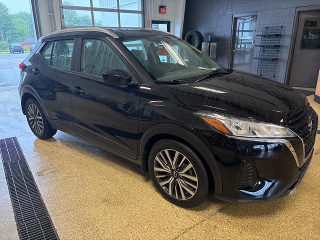 Photo of 2022 Super Black Nissan Kicks