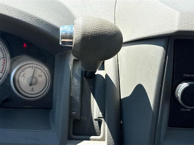 Photo of 2009 Melbourne Green Pearlcoat Chrysler Town & Country