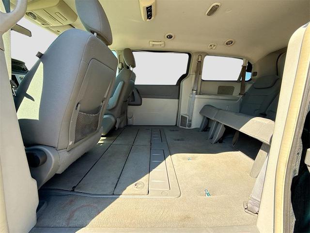 Photo of 2009 Melbourne Green Pearlcoat Chrysler Town & Country