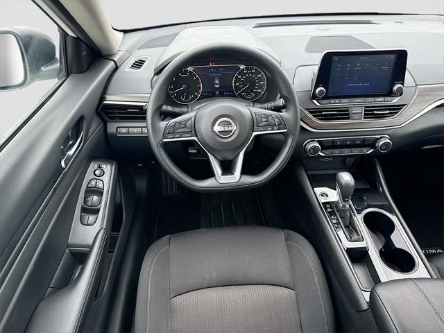 Photo of 2024 Pearl White Tricoat Nissan Altima